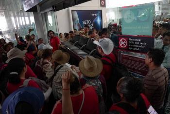 Integrantes de la CNTE ingresan a Terminal 2 del AICM y exigen diálogo directo con Sheinbaum