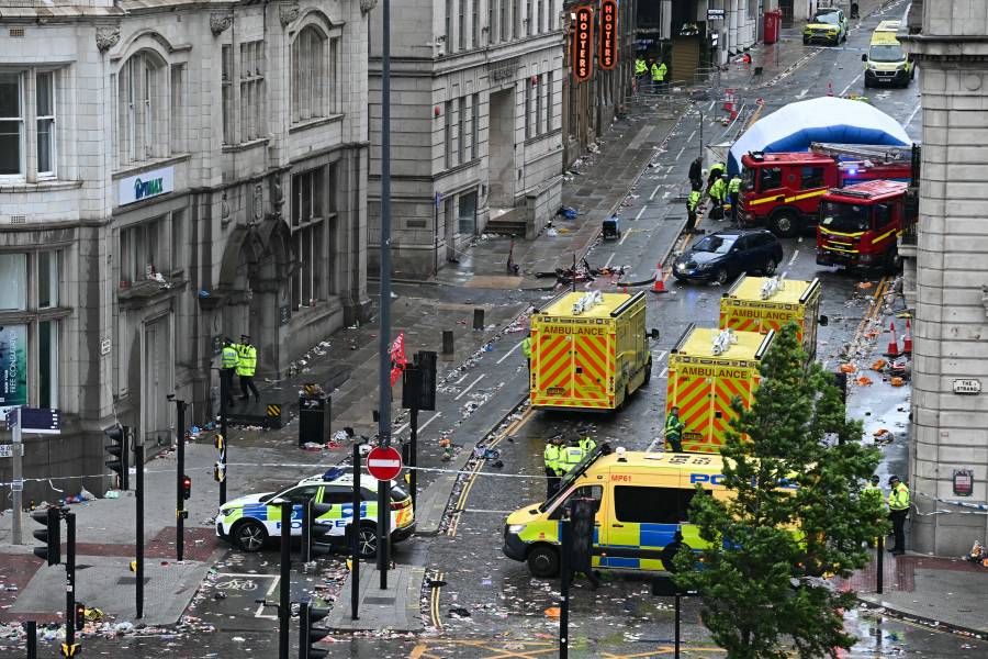 Atropello masivo deja 27 hospitalizados durante celebraciones del Liverpool FC