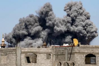 Miles de personas acuden al nuevo centro de distribución de ayuda en el sur de Gaza