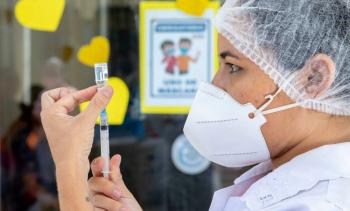 EE. UU. deja de recomendar vacuna contra COVID-19 para embarazadas y niños sanos: decisión elude proceso de los CDC