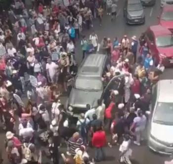 Incidente entre automóvil y manifestantes cerca del Metro San Antonio Abad, CDMX