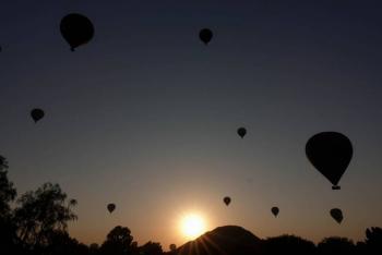Clausuran nueve empresas de globos aerostáticos en Teotihuacán tras accidente con 12 heridos