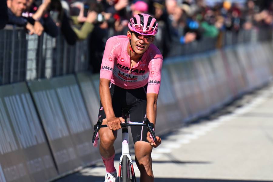 Sheinbaum reconoce a Isaac del Toro por su liderazgo en el Giro de Italia