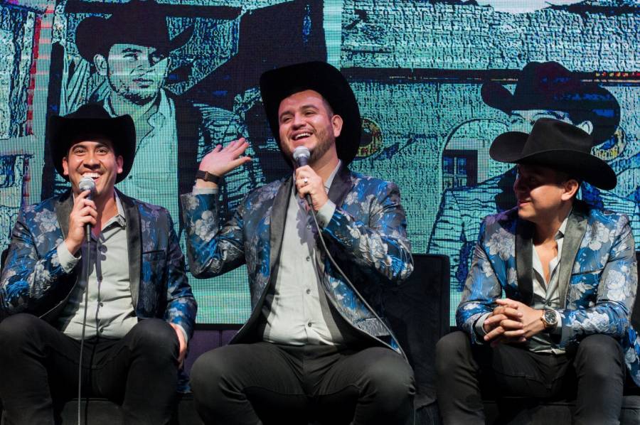 Tony Elizondo, vocalista de Calibre 50, reaparece tras accidente con ambos brazos inmovilizados 