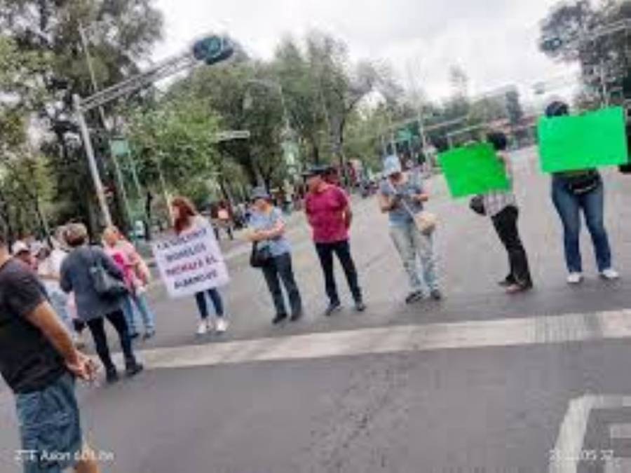 Vecinos de Peralvillo protestan contra albergue para migrantes en antiguo predio escolar