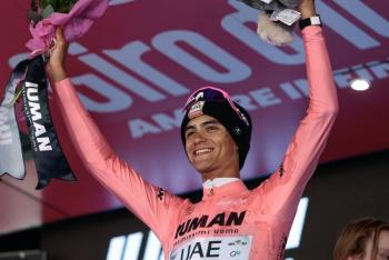 Isaac Del Toro resiste ante Carapaz; Prodhomme gana la etapa reina del Giro