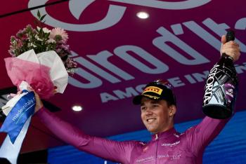 Simon Yates llegará de rosa a Roma tras noquear a Del Toro y Carapaz