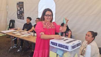 Azucena Cisneros vota en histórica elección judicial en Ecatepec, el municipio con más electores del Edomex