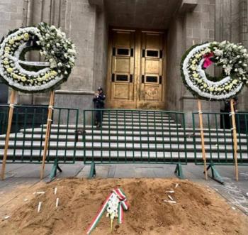 Coronas de muerto aparecien en la Suprema Corte en pleno arranque de la elección judicial
