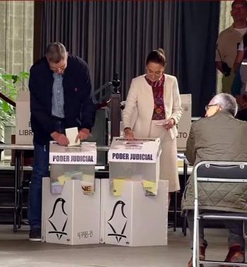 Claudia Sheinbaum emite su voto en histórica jornada judicial; acude acompañada de su esposo; lo hace sentada y en 9 minutos