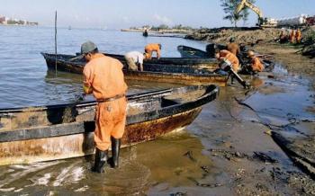 Pemex avanza en negociaciones con pescadores por derrame de petróleo en Dos Bocas, Tabasco