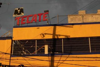 Buscan limitar publicidad de bebidas alcohólicas en espacios públicos de CDMX