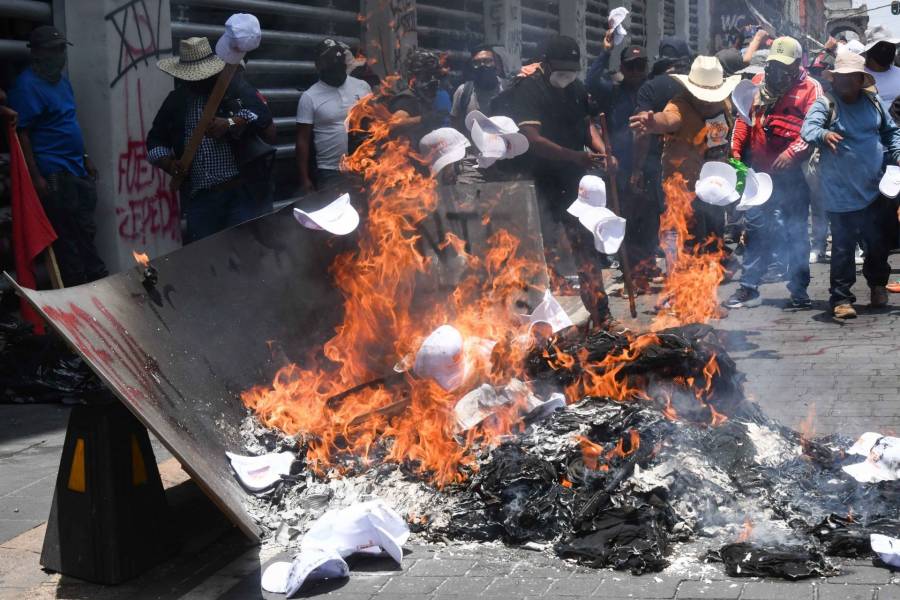 Integrantes de la CETEG incendian oficinas del SNTE en CDMX durante protesta