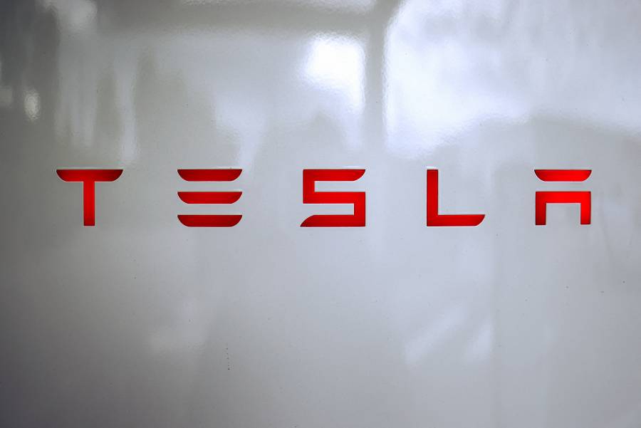 Tesla cae un 14 % en bolsa tras enfrentamiento entre Donald Trump y Elon Musk 