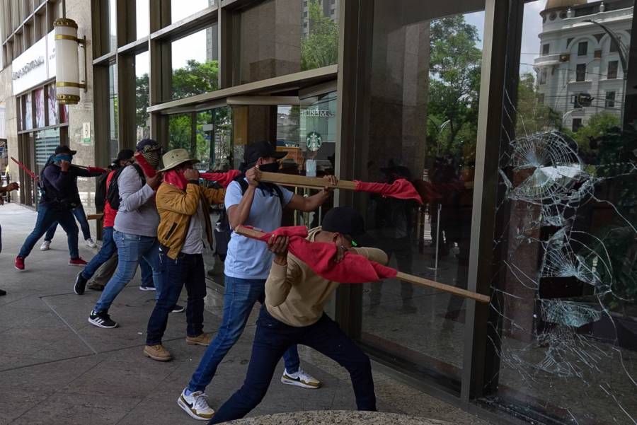 Integrantes de la CETEG vandalizan sede de la Secretaría del Bienestar durante marcha de la CNTE