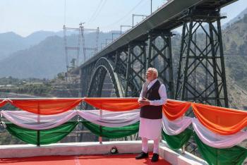 El presidente indio, Modi, inaugura un ferrocarril estratégico en la disputada Cachemira.