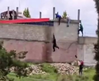Jóvenes escapan de anexo en Tlaxcala; el momento fue captado en video