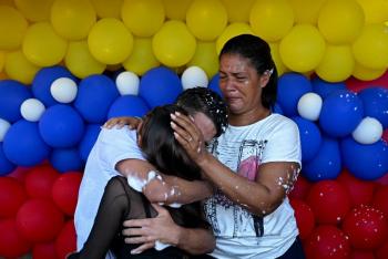 Familia venezolana destrozada por las deportaciones de Trump a El Salvador