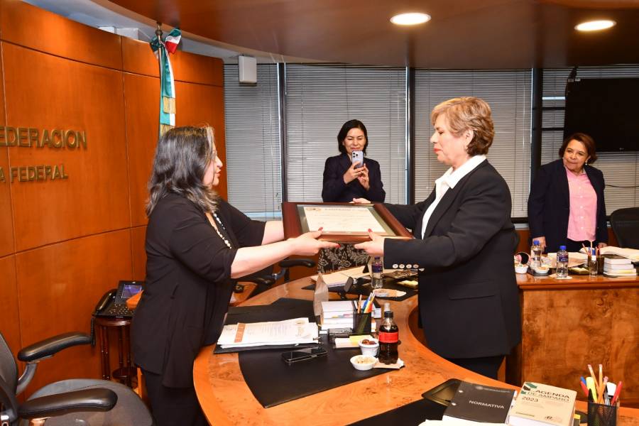 Entregan premio 