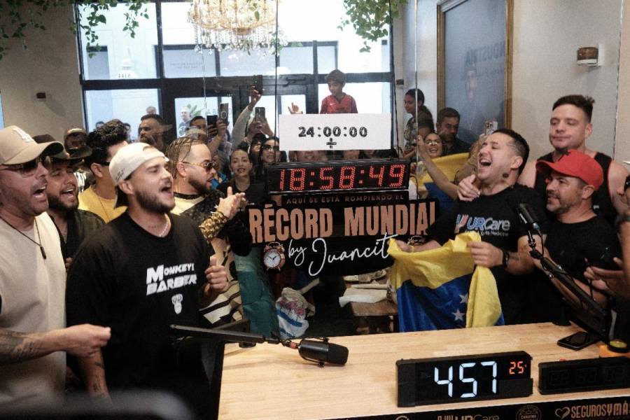 Juancito rompe r&eacute;cord con el podcast m&aacute;s largo del mundo conducido por una sola persona