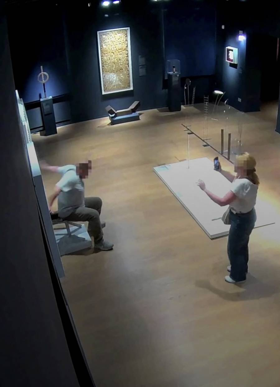 Un museo italiano busca turistas en un video viral donde se rompe una silla.