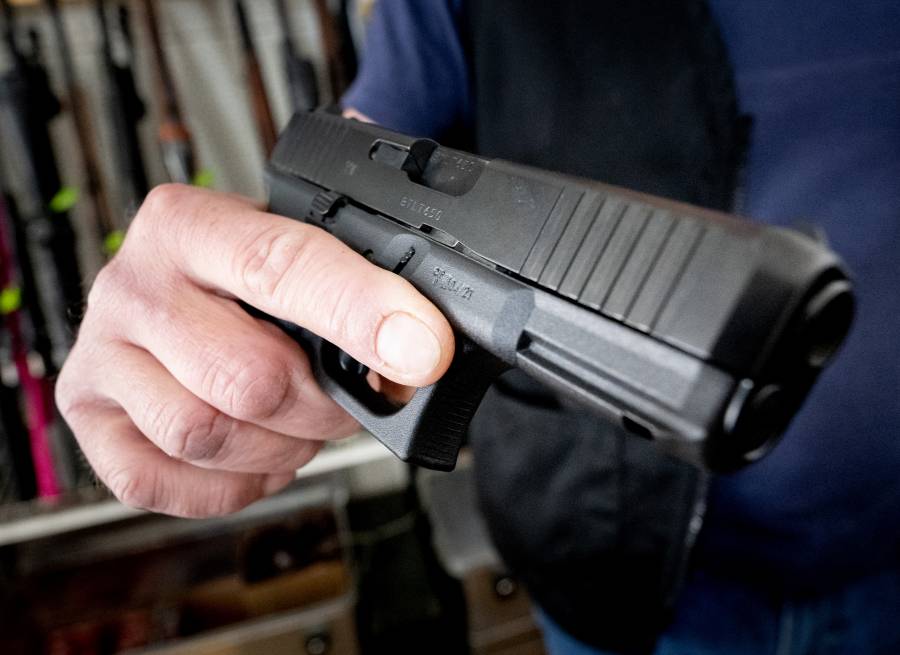 Argentina autoriza a civiles la compra de armas semiautomáticas y de asalto