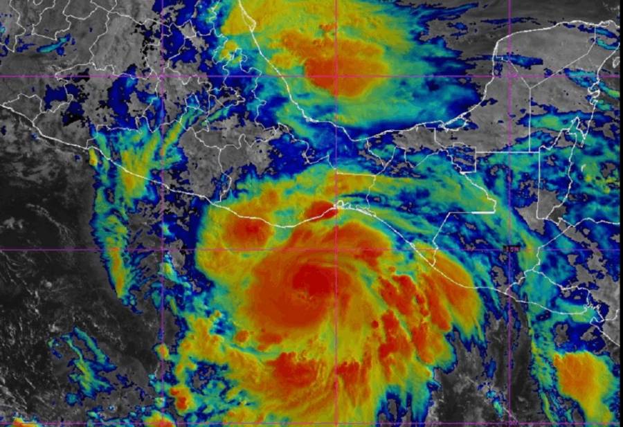 Huracán Erick impacta Oaxaca como categoría 3; se prevén lluvias torrenciales y alto oleaje