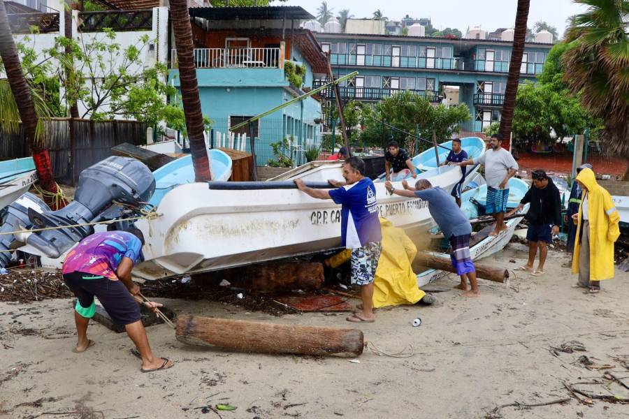 Daños en viviendas y cierre de carreteras tras el paso del huracán Erick por Oaxaca