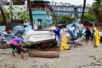 Daños en viviendas y cierre de carreteras tras el paso del huracán Erick por Oaxaca