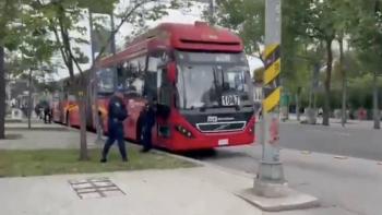 Muere hombre a bordo del Metrobús Línea 1 en CDMX; autoridades investigan causas del fallecimiento