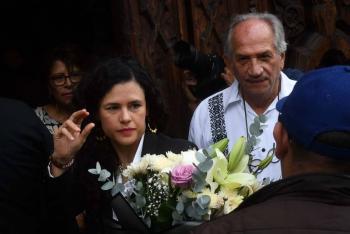 Autoridades capitalinas rinden homenaje a Ximena Guzmán y José Muñoz a un mes de su fallecimiento