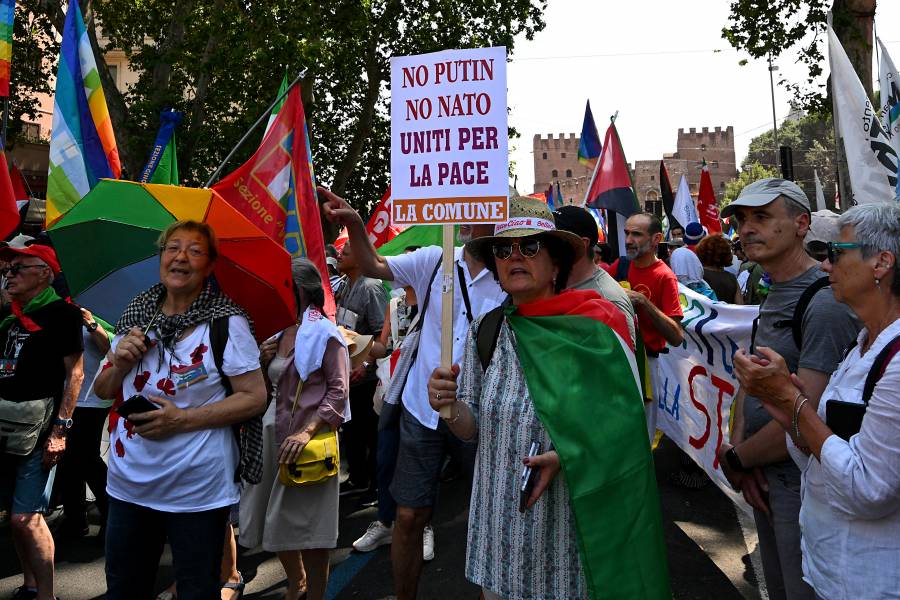 Siento se manifiestan en La Haya contra la OTAN y alza en gasto militar