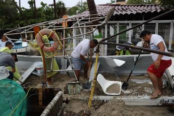 Huracán “Erick” provoca afectaciones en 171 planteles escolares en Oaxaca; se reanudan clases en áreas con menor impacto