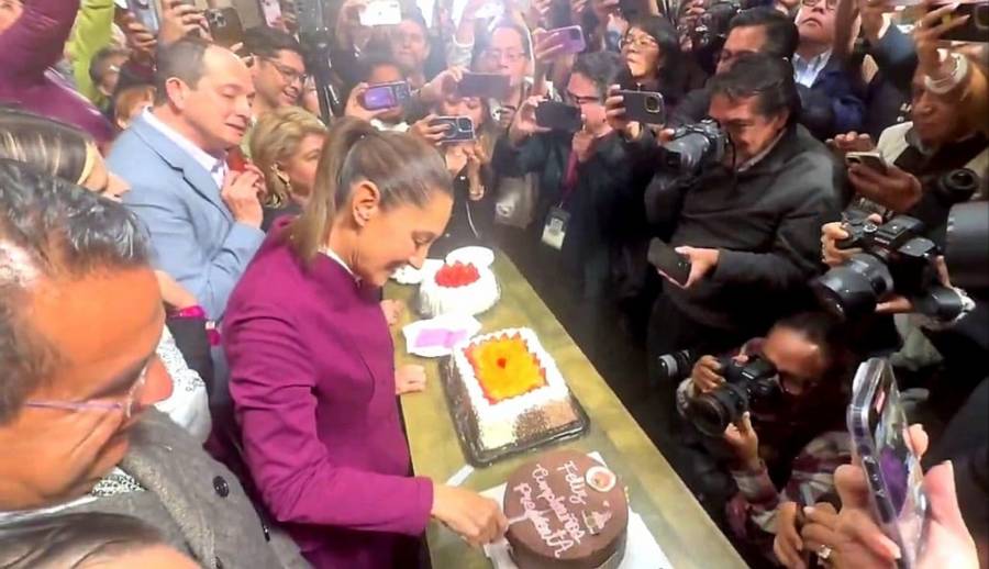 Sheinbaum celebrará con pozole; reporteros le regalan flores, pasteles y le cantan las mañanitas 