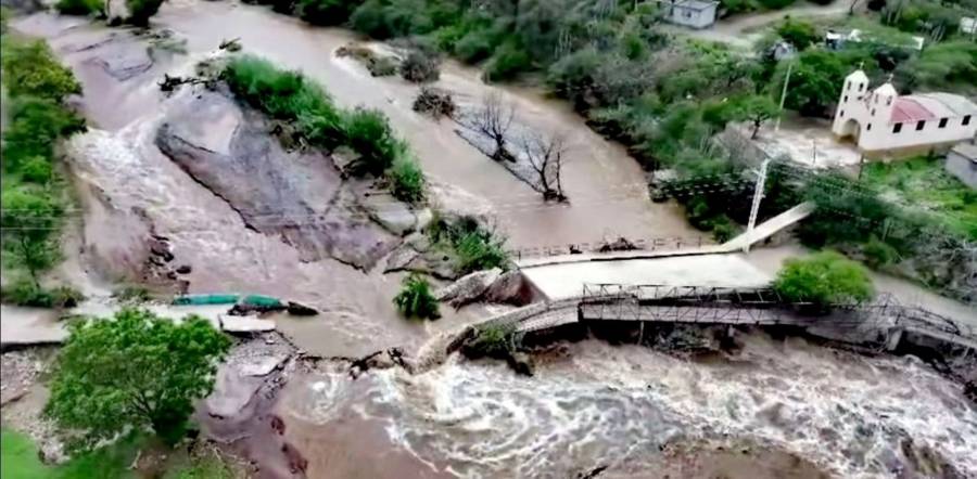 Lluvias intensas colapsan puentes vehicular y peatonal en Tolimán, Querétaro