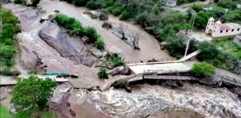 Lluvias intensas colapsan puentes vehicular y peatonal en Tolimán, Querétaro