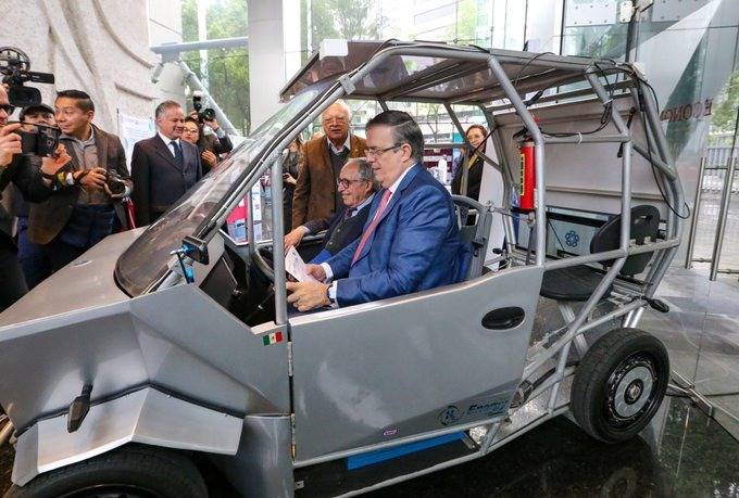 Marcelo Ebrard prueba el primer auto mexicano de hidrógeno creado por el IPN y el Cinvestav