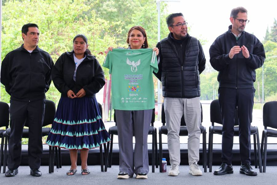 Clara Brugada presenta medallas y playeras del Maratón y Medio Maratón CDMX 2025