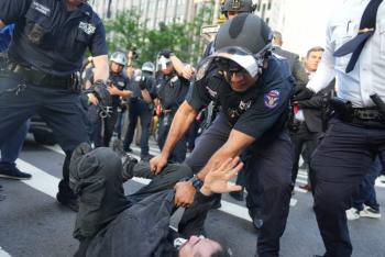 Detención violenta de mexicano por el ICE en California provoca fuerte repudio