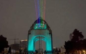 El Monumento a la Revolución se ilumina con los colores del Orgullo LGBT+ en CDMX