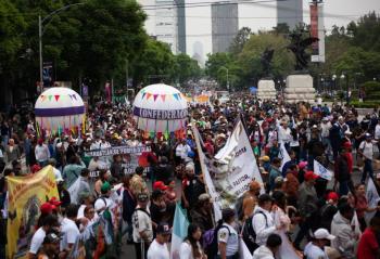 Marchan en CDMX en defensa de la tauromaquia y peleas de gallos