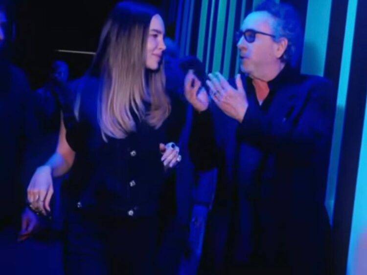 Belinda y Tim Burton tienen inesperado intercambio de regalos 