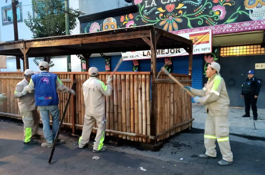 Retiran estructuras ilegales de restaurantes en Coyoacán por invadir vía pública y violar normativas