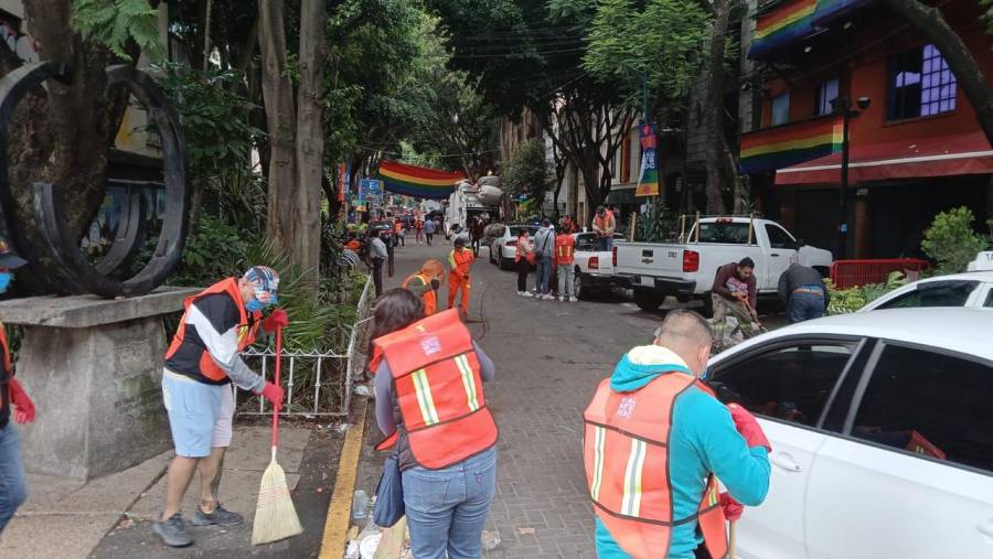 Alcaldía Cuauhtémoc recolecta 30 toneladas de basura en Zona Rosa tras Marcha del Orgullo LGBTTTI 2025