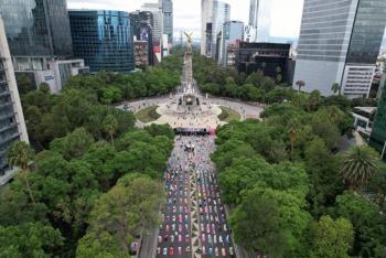 Realizan clase masiva de Yoga por la Paz en el Ángel de la Independencia