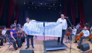 Protesta en concierto final de temporada de la Orquesta Tiacutepica de CDMX por destitucioacuten de su director artiacutestico