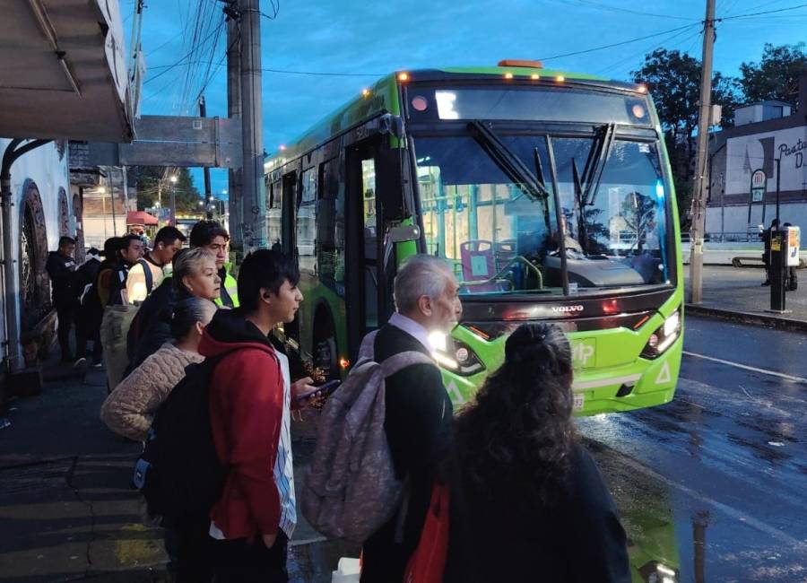 Línea 8 del Metro CDMX opera con estaciones cerradas