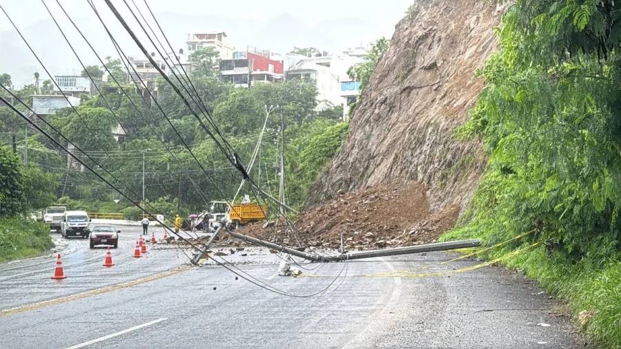 Deslave por tormenta tropical Flossie bloquea un carril de la carretera Acapulco-Zihuatanejo