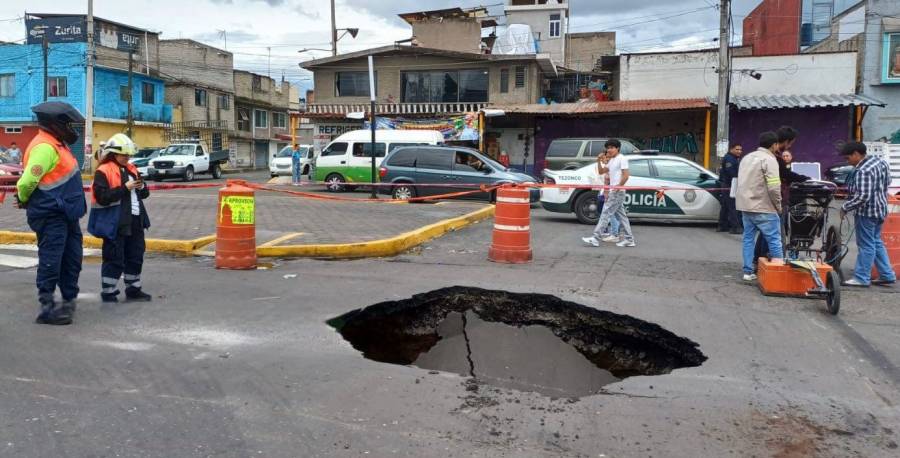 Socavón en Iztapalapa por colapso en drenaje; ya laboran autoridades
