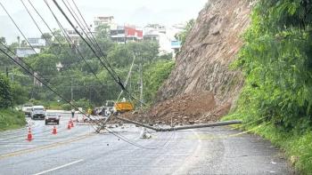 Deslave por tormenta tropical Flossie bloquea un carril de la carretera Acapulco-Zihuatanejo